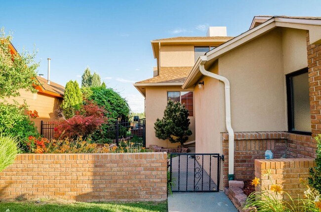 Foto del edificio - One of a kind Furnished Home with gorgeous back yard!