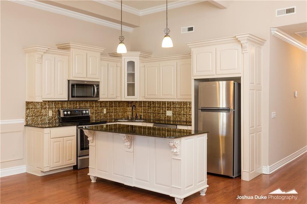 Building Photo - 215 S Wright St