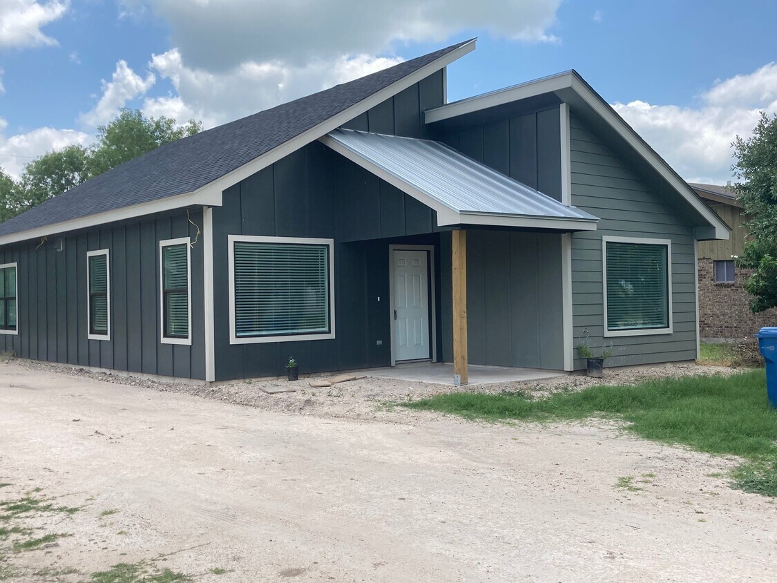 606 E Alexander St, Three Rivers, TX 78071 House Rental in Three