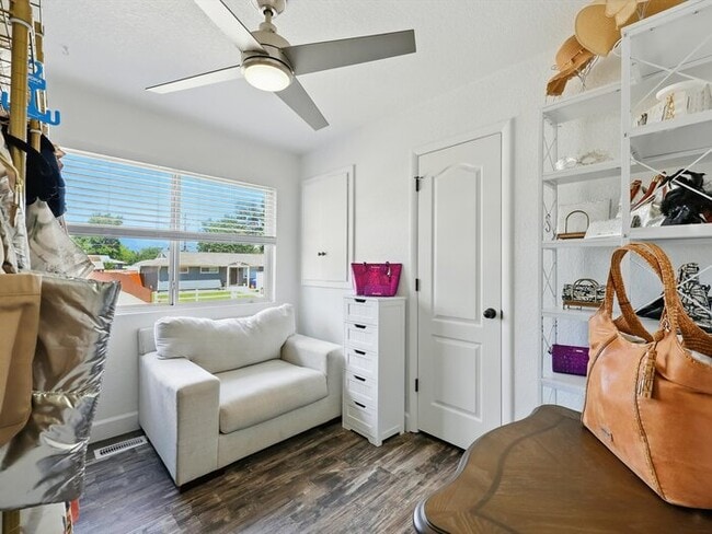 Building Photo - 823 Sequoia Dr