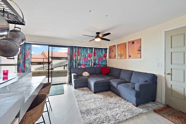 Foto del edificio - 2/2 Beautifully Renovated Furnished Condo ...