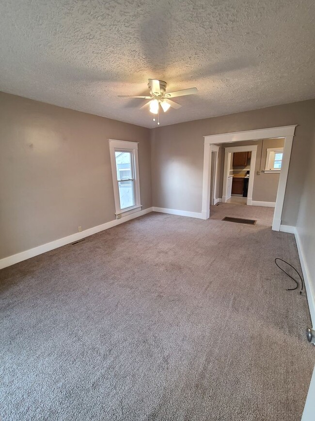 Building Photo - 2 bed 1.5 bath with vacant lot for your ki...