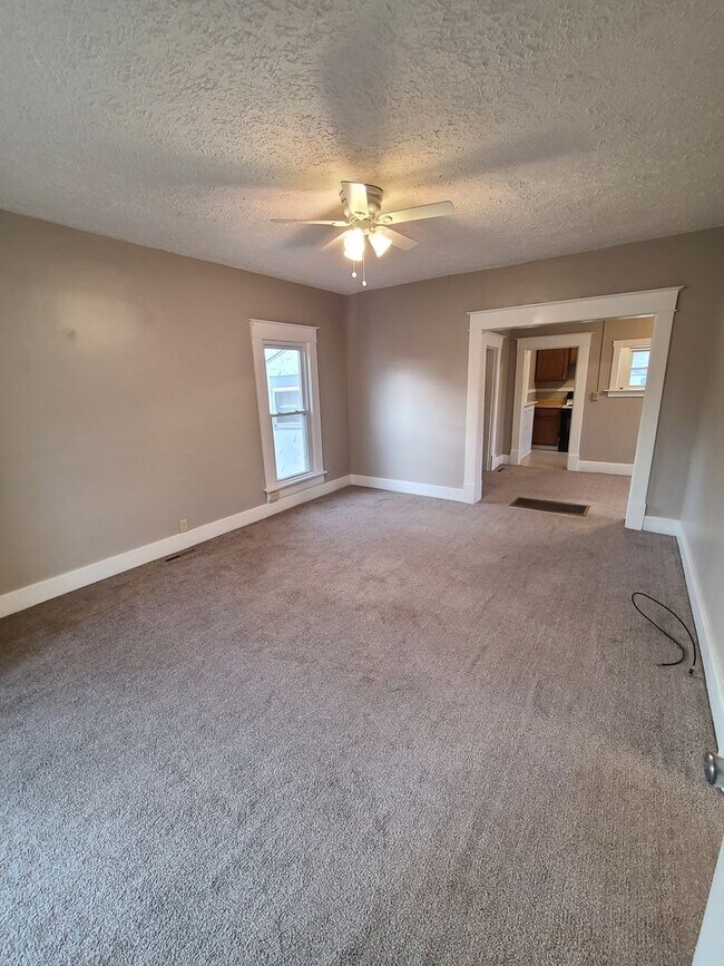 Foto del edificio - 2 bed 1.5 bath with vacant lot for your ki...
