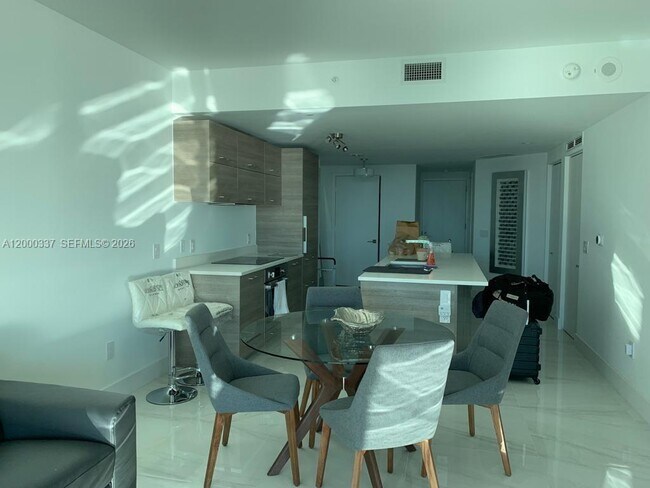 Foto del edificio - 650 NE 32nd St