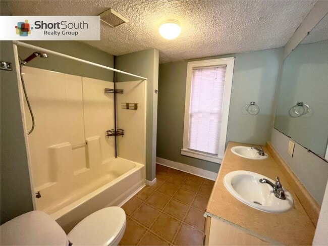 Foto del edificio - 4 bed 1 bath Single Family Home