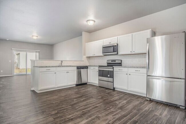 Building Photo - 15921 Cedar Dr