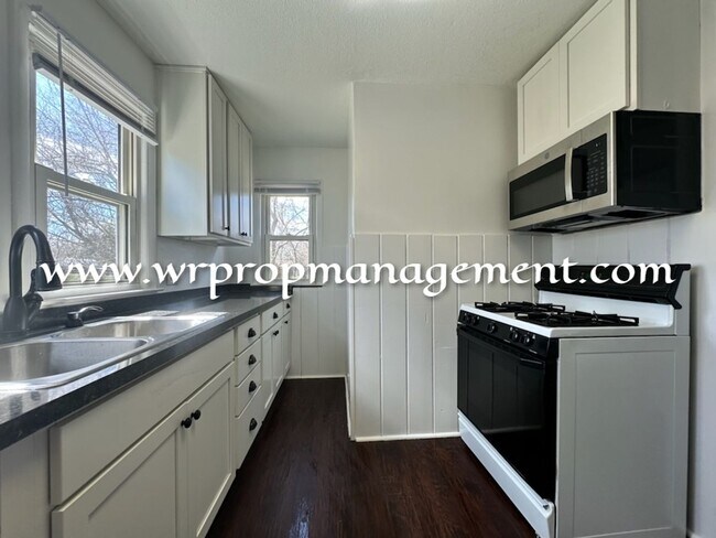 Building Photo - 2 Bed 1 Bath Lasalle Home!