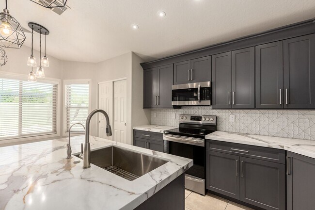 Building Photo - Exceptional 4-Bed, 2-Bath Home in Silverha...