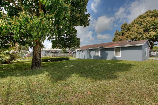 Foto del edificio - 3001 NW 102nd St