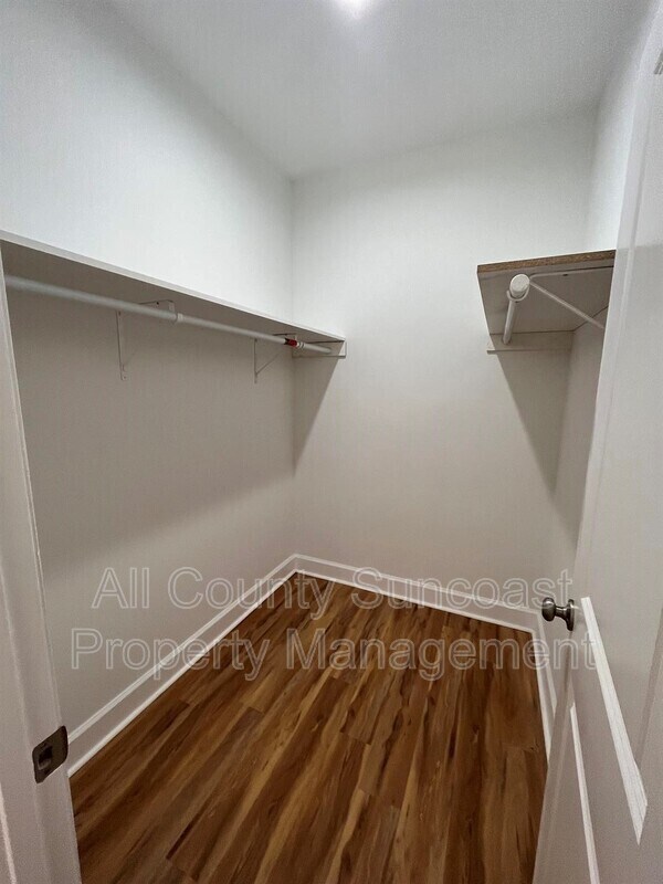 Building Photo - 325 Melrose Dr