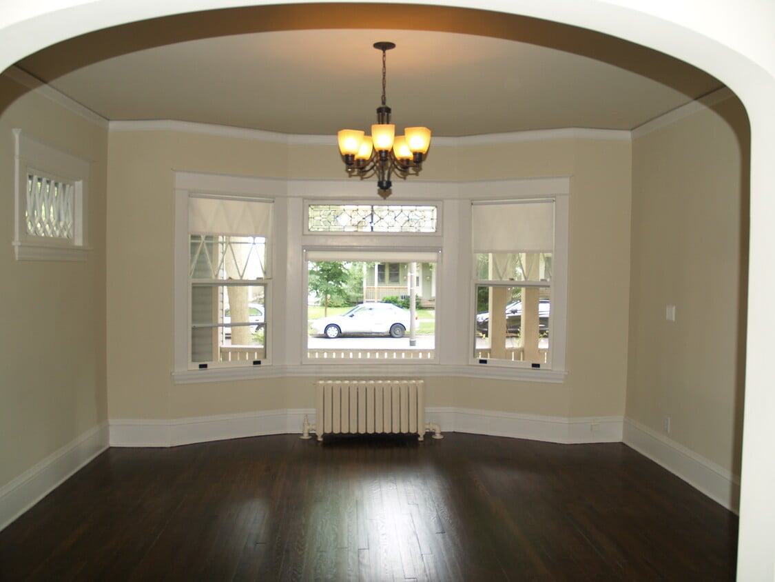 Living room - 643 Laurel Ave