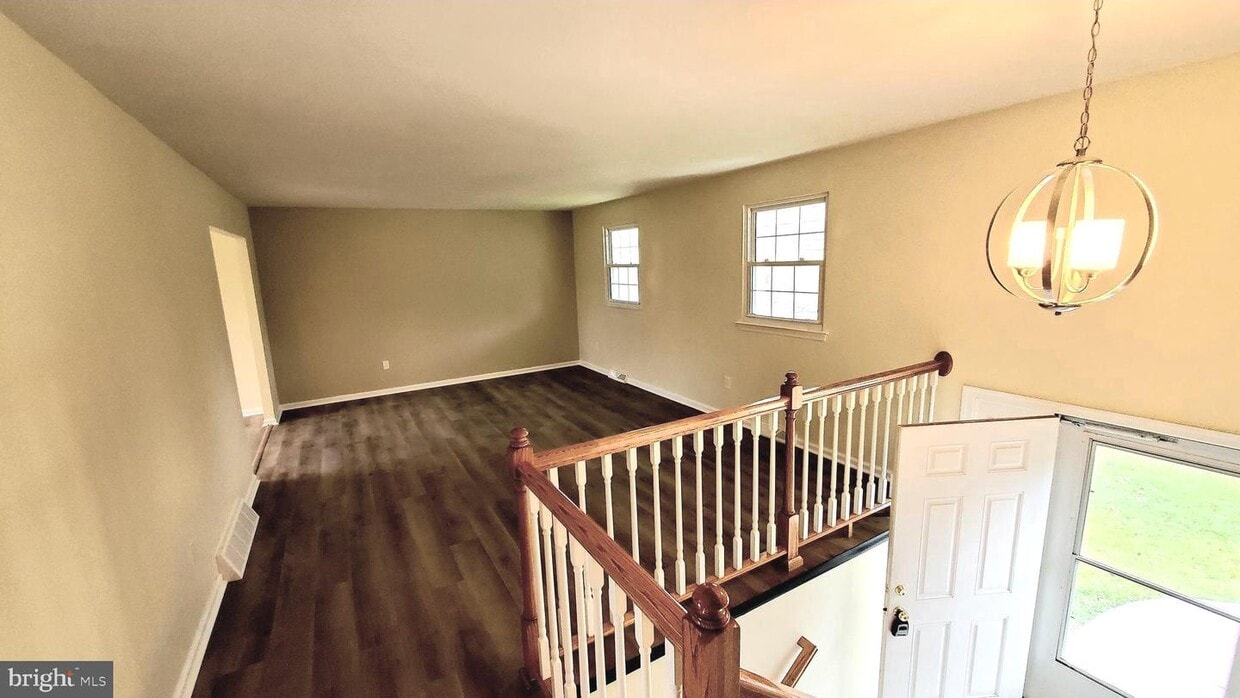 Primary Photo - 1343 Ridgeview Cir