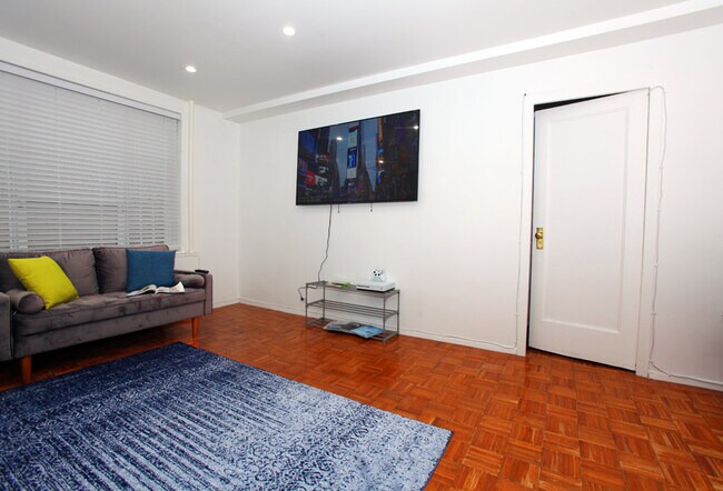 TV de 65 IN - 1551 Metropolitan Ave