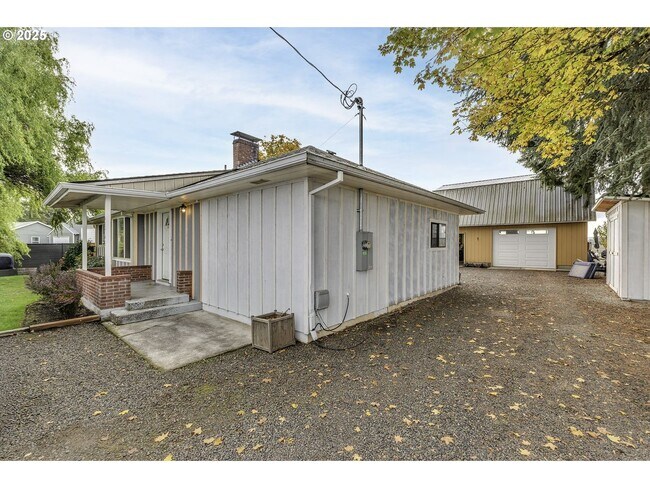 Foto del edificio - Verboort Country Retreat Front/Back Yards, Barn/shop with second story, Garden beds, lots of park...