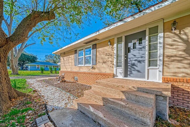 Building Photo - 515 Breezy Ln