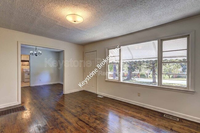 Building Photo - 2128 Knightsbridge Rd