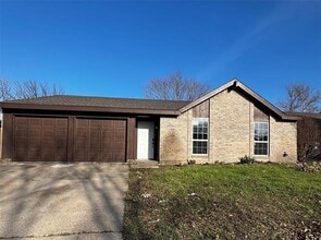 Building Photo - 2505 Clearwood Dr