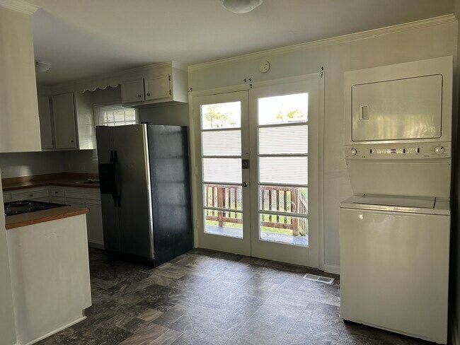 Stack washer n dryer - 1008 N Harrison St