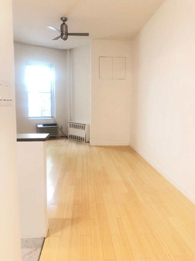 Building Photo - 411 E 85th St