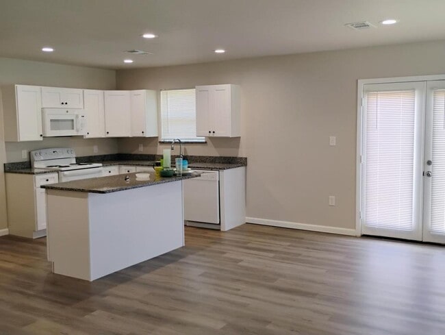 Building Photo - 208 Hoover Ln