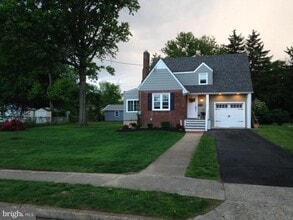 Building Photo - 227 Delview Ln