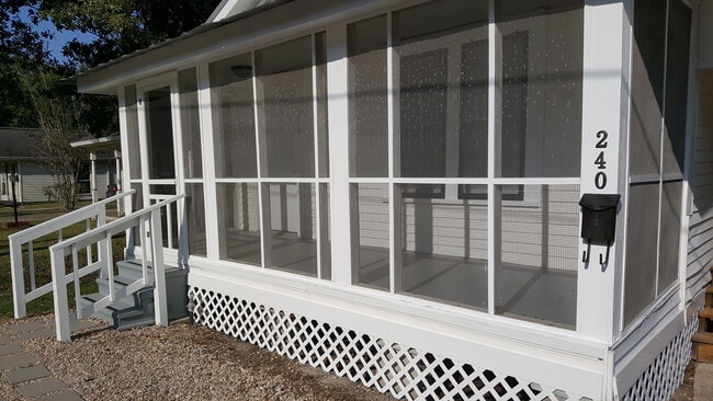 Screened in Porch - 240 Beauregard St