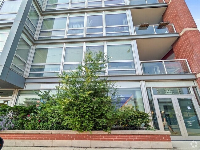 Building Photo - 744 W Fullerton Pkwy