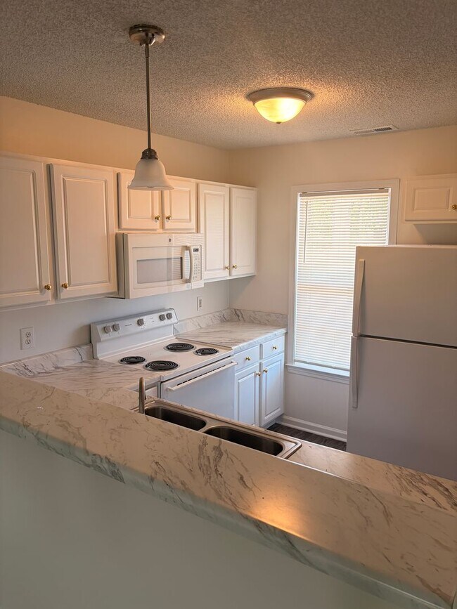 Foto del edificio - 4617 McClelland Dr