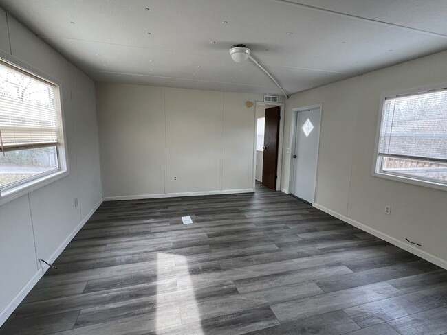 Building Photo - Clinton 37716 - 2 bedroom, 1 bath mobile h...