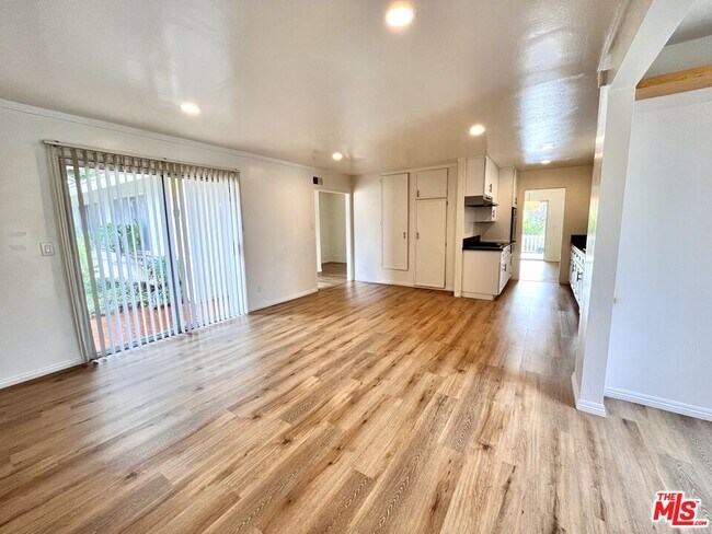 Building Photo - 6308 Villa Rosa Dr