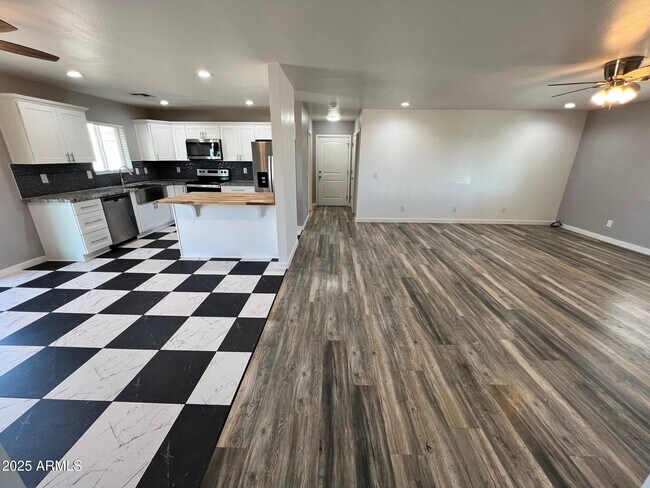 Foto del edificio - 4552 N Loring Rd