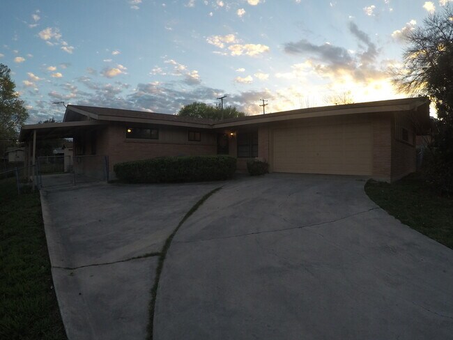 Building Photo - 106 Springwood Ln
