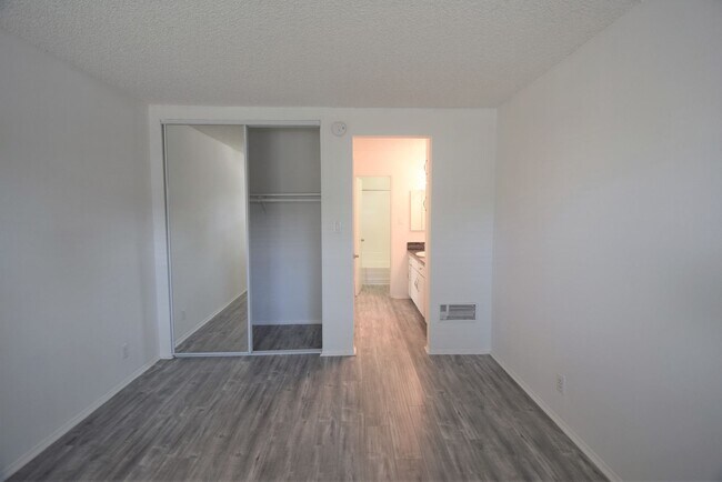 Foto del edificio - 6954 Woodman Ave