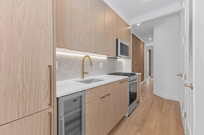 Building Photo - 356 W 21st St