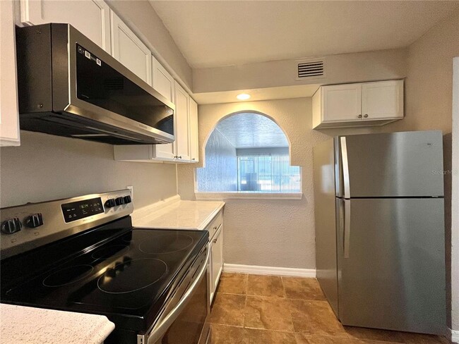 Building Photo - 5211 N Tamiami Trl