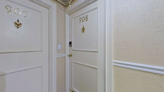 Building Photo - Renovated Unit in an excellent location!!