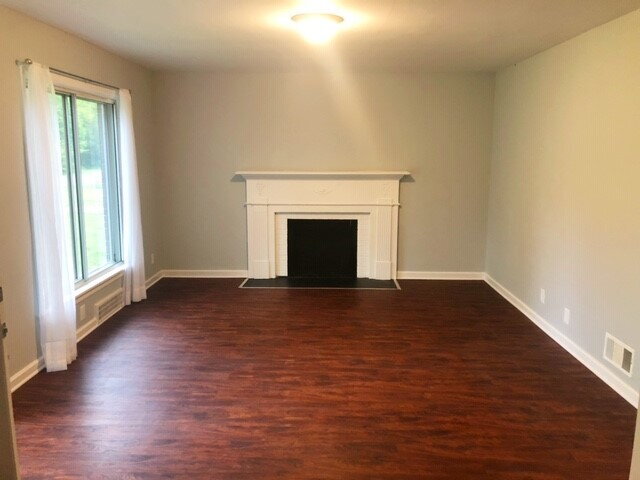 Building Photo - EAST SIDE 2 BEDROOM/2 BATH ALL BRICK RANCH AVAILABLE NOW!