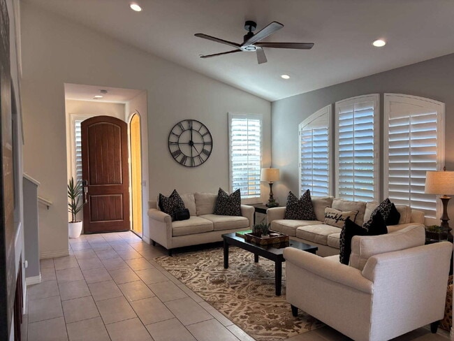 Foto del edificio - Scenic Views, Furniture optional, 3-Bedroom/2-Story Home Available for a 1 year or more lease term