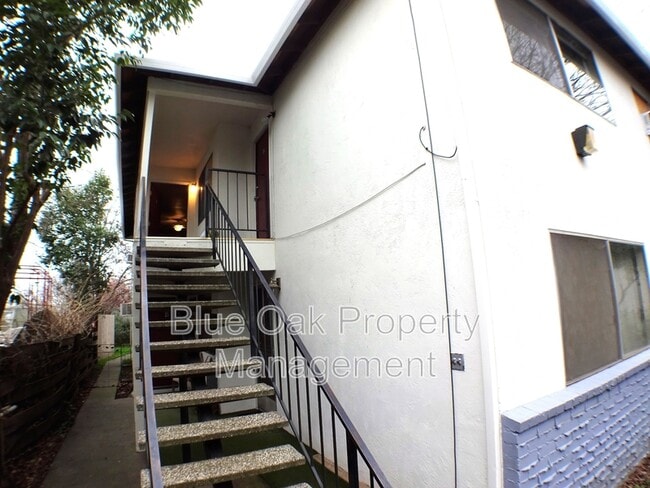Building Photo - 275 E 19th St