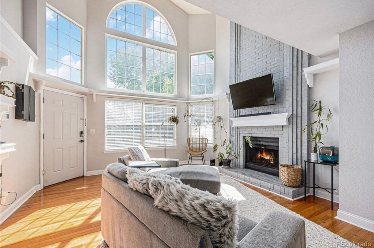 Foto principal - 2420 W 82nd Pl