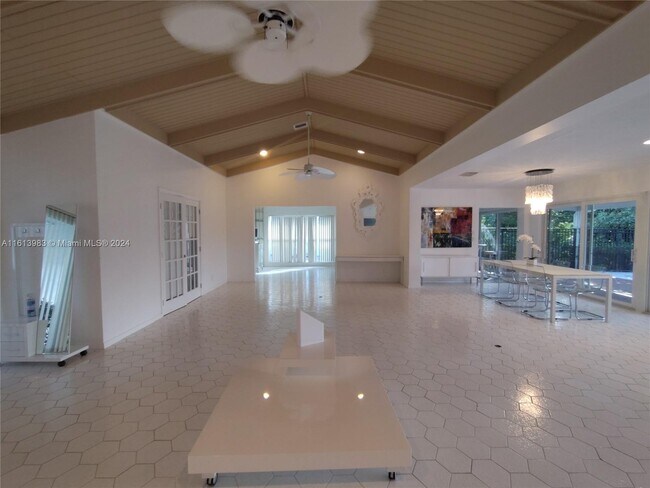 Building Photo - 5005 Banyan Ln
