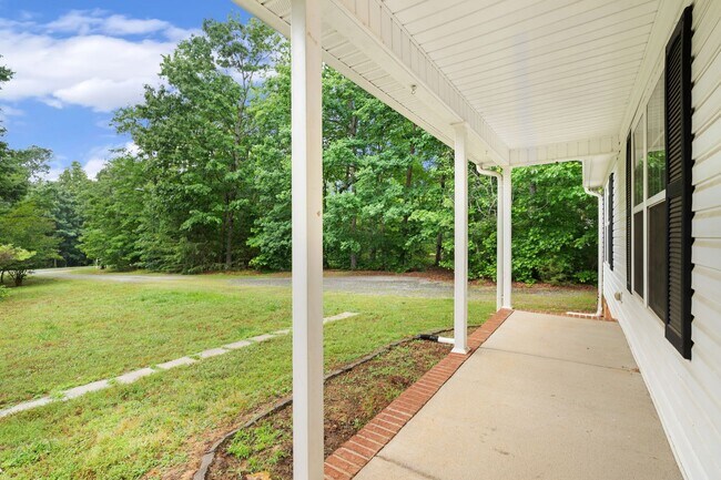 Foto del edificio - Charming Ranch on 1.44 Acres in Mebane – A...