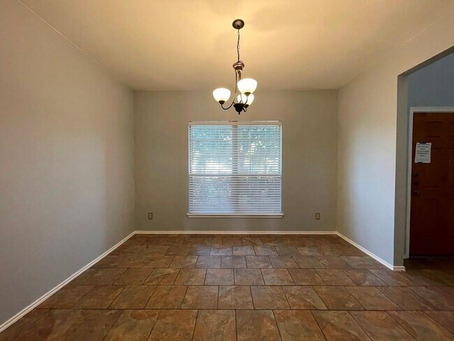 Foto del edificio - Charming two story corner lot available in...