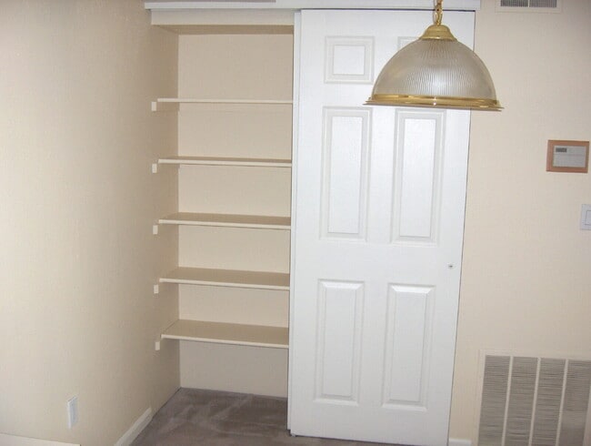 Building Photo - "Charming 2-Bed, 2-Bath Condo Retreat in Boulder – Cozy 995 Sq. Ft. Haven Awaits!"