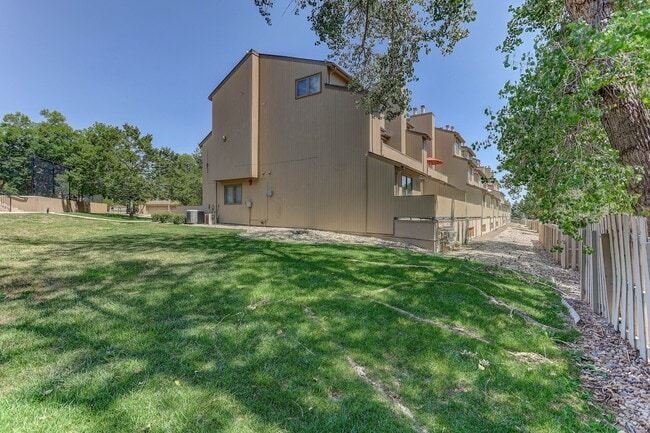 Building Photo - 2938 Kalmia Ave