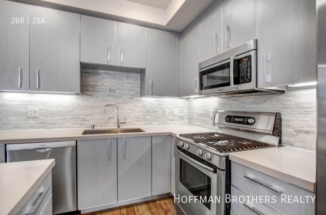 Building Photo - 1168 S Barrington Ave