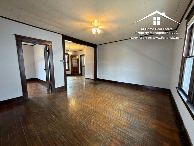 Foto del edificio - 302 W 6th St