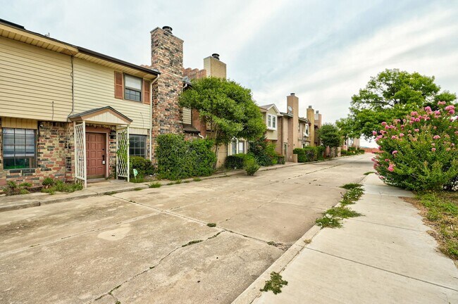 Building Photo - Cute 3 Bed 3 Bath by Penn Park OKC! ** $50...
