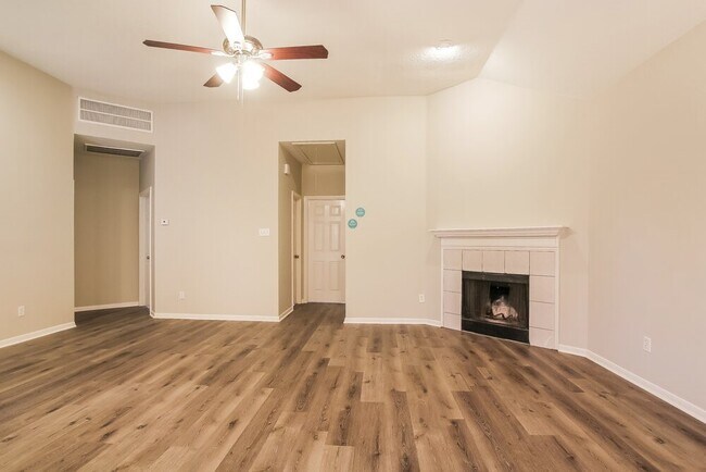 Foto del edificio - 6615 Bluebottle Ln