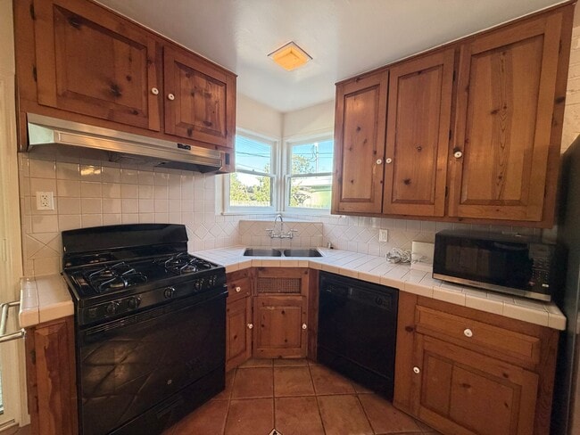 Building Photo - Charming 3BD Pool Home in Van Nuys | 2-Car Garage + Washer/Dryer + Central A/C
